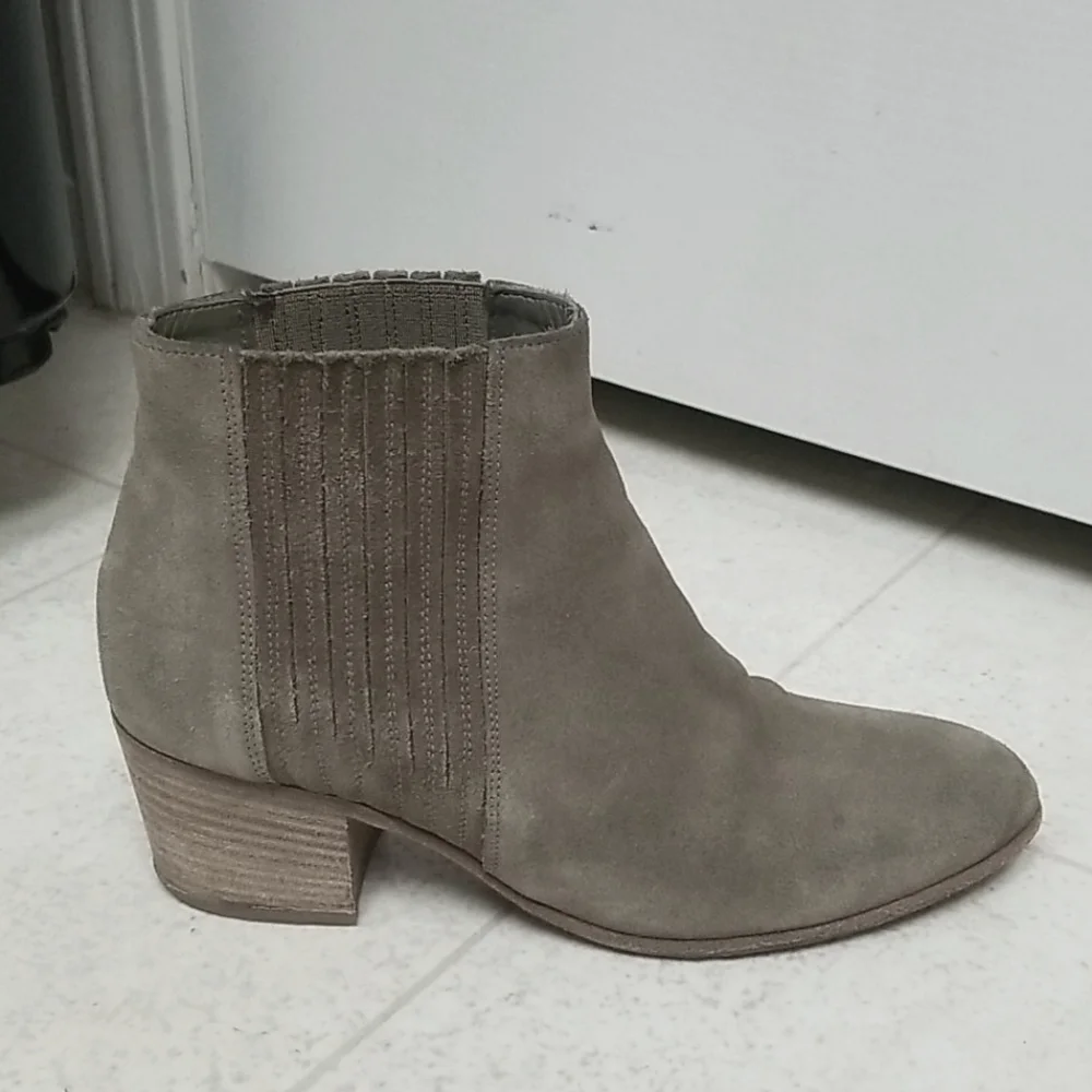 [Like NEW] VINCE suede ankle booties gray haider pull on chelsea boot Size 6